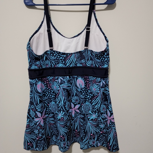 Womens Plus Size 2XL Swim Top, Multi Colored Design - Picture 3 of 9